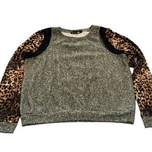 🟣 GRAY SPECKLED SWEATSHIRT W/ LEOPARD SLEEVES SIZE LARGE